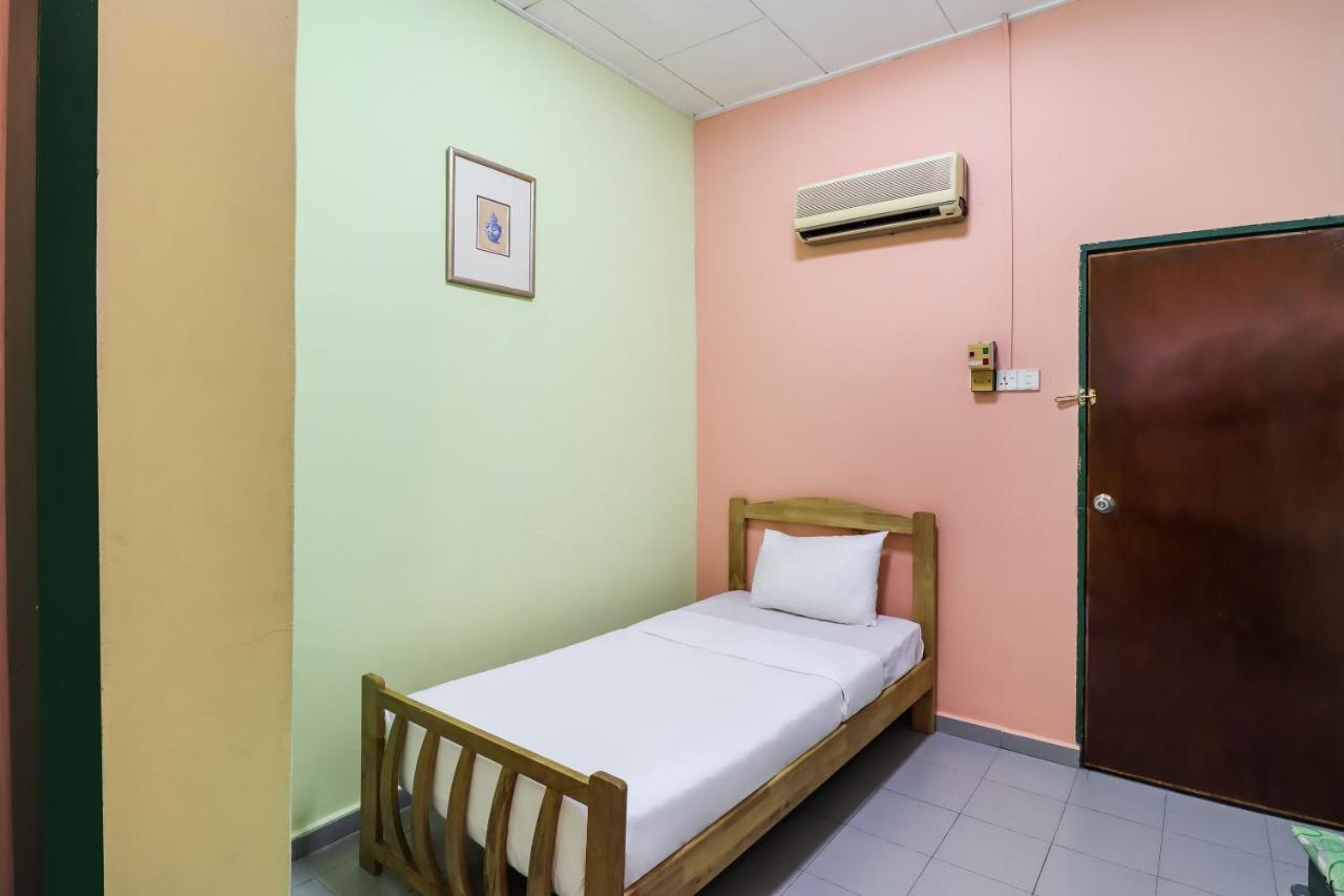 OYO 89584 Hotel Sahara Kuala Kubu Bharu Bagian luar foto